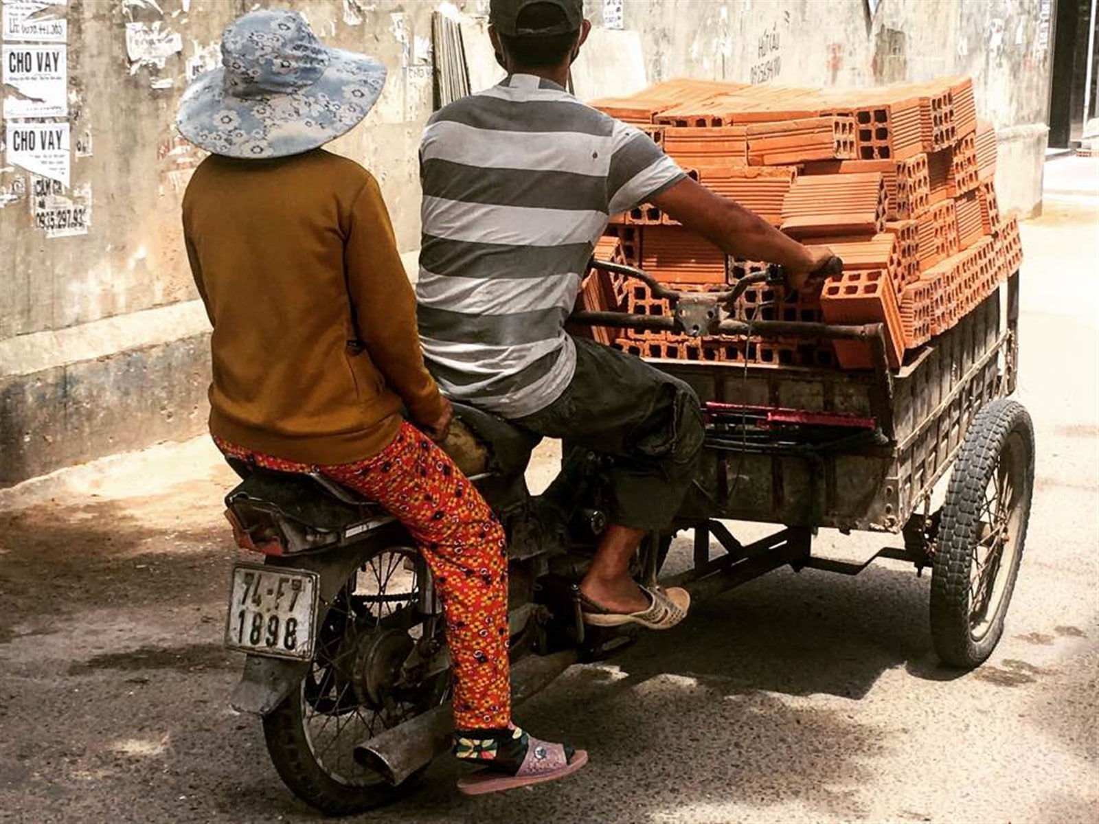 CRAZY - Crossing the street in Vietnam 