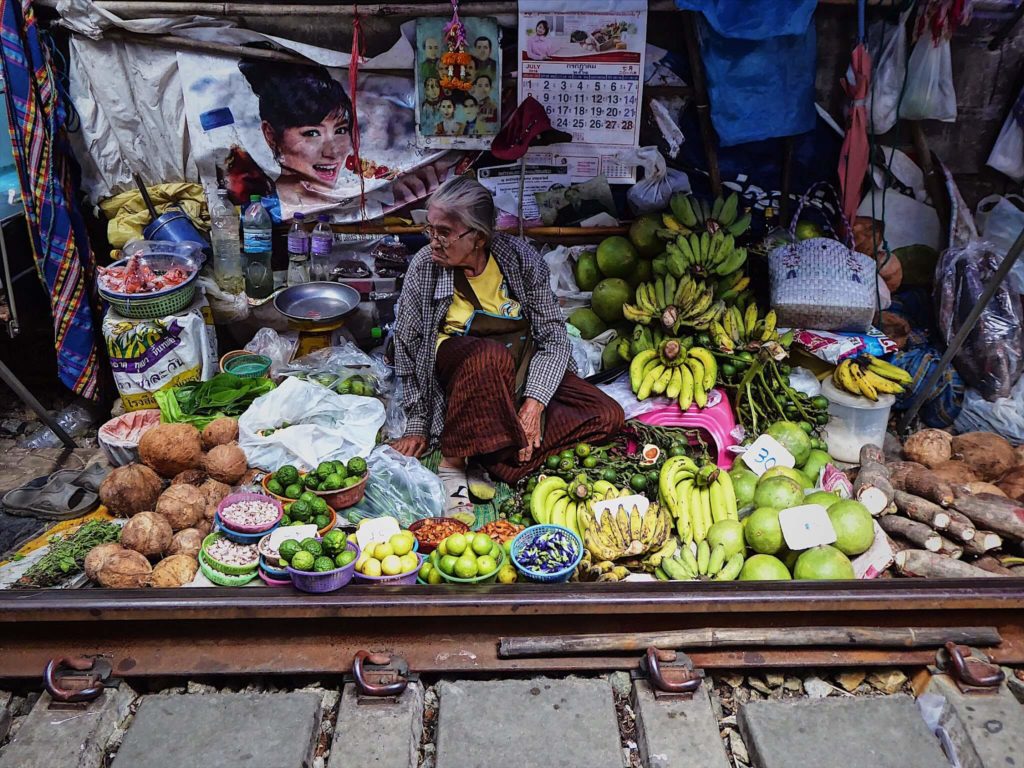 mercato sui binari di maeklong