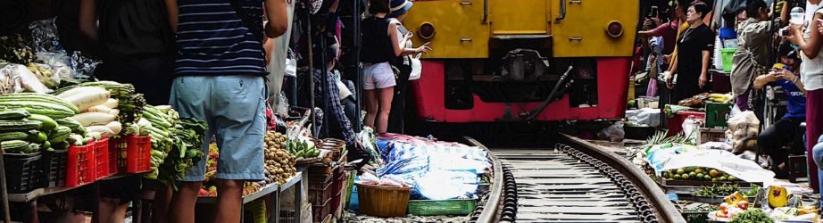 Il mercato sui binari di Maeklong, vicino Bangkok