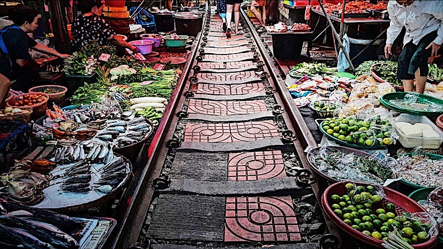 mercato sui binari di maeklong